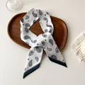 Détail d'un foulard en soie avec motif paisley élégant et bordure bleue marine chic - Paisley Beige Bleu (N-14)