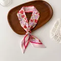 Detailweergave van de roze zijden sjaal met bloemenprint en rode gestikte randen - Lichtroze Franse Bloemen (L-12)