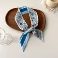 Détail d'un foulard en soie à fleurs bleues et papillons sur un plateau en bois - Fleur Papillon Bleu Blanc Rayure (M-13)