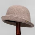 Elegante cappello cloche in feltro di lana rosa-marrone con spilla a foglia oro - M / Moka