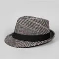 Klassieke heren fedora hoed in Britse stijl met zwart-wit ruitpatroon en zwarte band - M / Rood