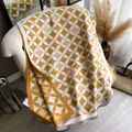 Elegante bufanda de punto amarilla y crema con diseño geométrico y detalle de flecos - 185*65cm / Amarillo