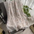 Elegante sciarpa in lino bianco con motivi a dente di leone dorati e frange in perline - Bianco