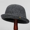 Dettaglio cappello alla pescatore in lana grigio con decoro in metallo dorato - M / grigio scuro