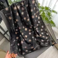 Sciarpa protettiva nera con stampa di dente di leone dorata e nappe con perline chic - Nero