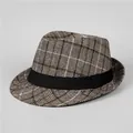 Close-up van klassiek ruitpatroon en zwarte band op een heren fedora vilten hoed - M / koffiekleur