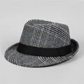 Macro-opname van het pied-de-poule patroon en blauwe streep op deze fedora hoed - M / Blauw