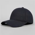 Detailansicht der Gewebestruktur und G-Stickerei auf der Herren-Winter-Baseballkappe - Verstellbar / Marineblau