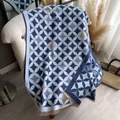 Bufanda de flores geométricas azul marino y blanco con flecos en sofá beige - 185*65cm / Azul