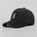 Nahaufnahme einer dunkelgrauen Woll-Basecap für Herren mit detailliertem Leder-Patch - Verstellbar / Schwarz
