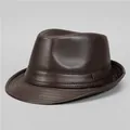 Detailopname van donkerbruine leren fedora met stikseldetails en textuur - M (56-58cm) / koffiekleur
