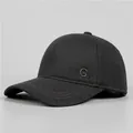 Detailansicht der grauen Winterkappe mit strukturiertem Stoff und metallischem G-Logo - Verstellbar / Grau