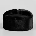 Detalle del gorro de invierno de piel sintética negra con textura de felpa gruesa - M (56-58cm) / Negro