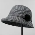 Dettaglio cappello alla pescatora in tweed grigio per anziane con pompon nero decorativo - M(56-58cm) / Grigio nero