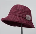 Dettaglio della trama del cappello cloche bordeaux con motivo pied-de-poule e decorazione - M(56-58cm) / Borgogna