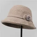 Dettaglio del cappello alla pescatora a quadri con decorazione a pompon grigio - M(56-58cm) / Cammello Riso