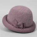 Sombrero cloche de punto para mujer rosa palo con ribete de felpa y un lazo - M / Taro