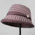 Detail eines lila Wollhutes mit Hahnentrittmuster und eleganter Perlen-Strass-Brosche - M / Burgunderrot