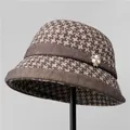 Detailansicht eines Winter-Glockenhuts mit Hahnentrittmuster und eleganter Perlenbrosche - M / Braun