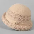 Detalle de gorro de invierno de piel sintética suave con estampado de leopardo y logo M - M(56-58cm) / Beige