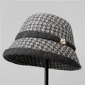 Nahaufnahme der Houndstooth Wollmütze für ältere Damen mit Perlenblumen-Brosche - M / Grau
