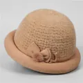 Detalle de gorro de punto elegante para ancianas con textura de felpa y adorno de lazo - M / Caqui