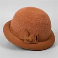 Vista detallada del sombrero de invierno caramelo con copa de felpa y adorno de lazo - M / Naranja