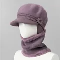Detalle de conjunto de gorro y bufanda de punto con flor y forro de felpa suave - Gorro Y Calentador De Cuello / Taro
