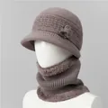 Detalle del gorro de punto de invierno y el calentador de cuello con piel para ancianas - Gorro y Calentador de cuello / Caqui