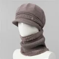 Detalle del conjunto de gorro de punto y bufanda con forro polar y broche de perlas - Gorro + Calentador de cuello / Caqui