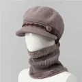 Detalle del conjunto de gorro de punto y bufanda con forro de pelo sintético para mujer - Gorro Y Calentador De Cuello / Caqui