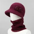 Detalle del conjunto de gorro y bufanda de punto burdeos con flores y forro de felpa suave - Burdeos / Gorro + Calentador de cuello