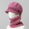 Detalle de conjunto de gorro de punto y bufanda violeta con borde de piel sintética - Gorro Y Calentador De Cuello / Rosa Empolvado
