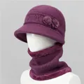 Detalle de conjunto de gorro de punto violeta y calentador de cuello para mujer - Malva / Gorro + Calentador de cuello