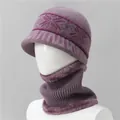 Detalle de conjunto de gorro y bufanda de punto violeta con motivos de copos de nieve - Taro / Gorro Y Calentador De Cuello