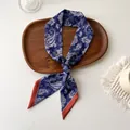 Ruban de soie bleu marine avec motif paisley blanc et bordure caramel sur bois - Paisley Marine Blanc (E-5)