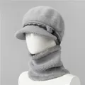 Detalle del conjunto de gorro de punto gris claro para invierno y bufanda forrada suave - Gorro Y Calentador De Cuello / Gris