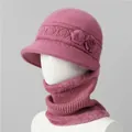 Detalle de conjunto de gorro de punto y bufanda con flores y forro de piel sintética - Rosa Empolvado / Gorro + Calentador de cuello