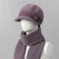 Detalle del conjunto de gorro y bufanda de punto violeta con pompones para mujeres mayores - Sombreros y Bufandas / Taro