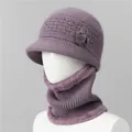 Detalle de gorro de punto morado y bufanda con forro de piel sintética para ancianas - Gorro y Calentador de cuello / Taro