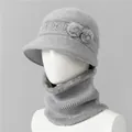 Detalle de conjunto de gorro y bufanda de punto gris con flores de piel en un maniquí - Gris / Gorro + Calentador de cuello