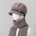 Detalle de conjunto de gorro y bufanda de punto gris-púrpura para mujeres mayores - Sombreros y Bufandas / Caqui