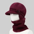Detalle del conjunto de gorro y bufanda de punto burdeos con forro de piel sintética - Gorro Y Calentador De Cuello / Burdeos