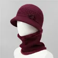Detalle de gorro de punto rojo oscuro y calentador de cuello con detalle de flor - Gorro y Calentador de cuello / Burdeos