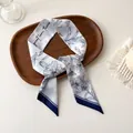 Foulard twilly en soie style français avec fleurs de lys bleues et papillons sur blanc - Papillon Lys Bleu Blanc (F-6)
