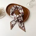 Élégante écharpe en soie à fleurs marron et blanc avec extrémités pointues en bois - 100PD-096 / 7*100cm
