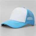 Classico cappellino trucker in rete azzurro e bianco con visiera curva in vista piatta - Celeste