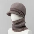 Detalle del conjunto de gorro de punto de invierno con forro polar y flor de piel sintética - Caqui (Gorro Y Calentador De Cuello)