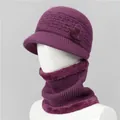 Detalle de conjunto de gorro y bufanda de punto morado con forro polar para mujeres mayores - Gorro y Calentador de cuello / Malva