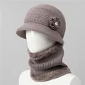 Detalle de gorro de punto y bufanda de forro polar con flores y perlas para mujeres mayores - Gorro y Calentador de cuello / Caqui